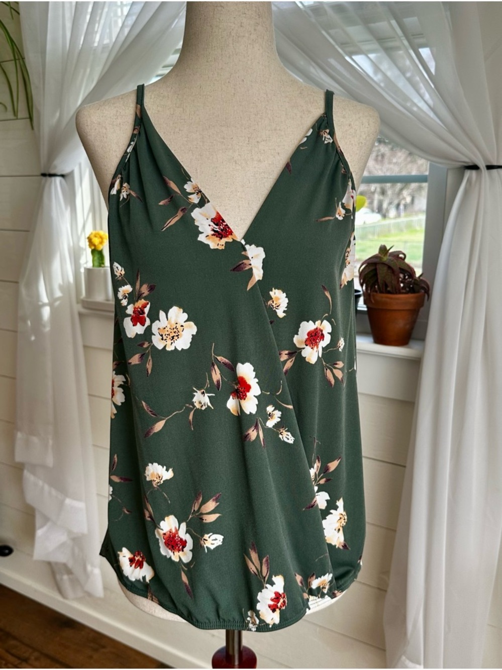 Beacon Niomie Olive Green Surplice Knit Sleeveless Tank Top. NWT!
Size: Small